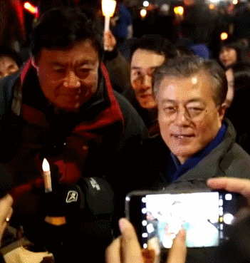 ㅋㅋㅋㅋ공공재가 된 자신을 받아들인 문재인.gif | 인스티즈