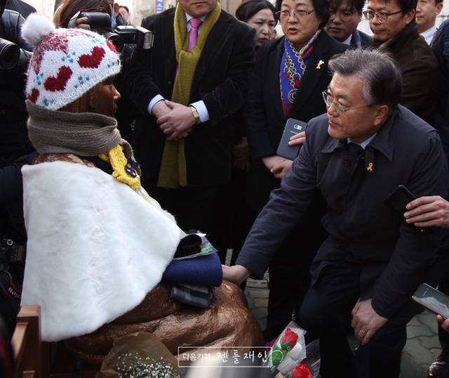 부산 소녀상을 찾은 문재인 대표님 2017.01.20 | 인스티즈