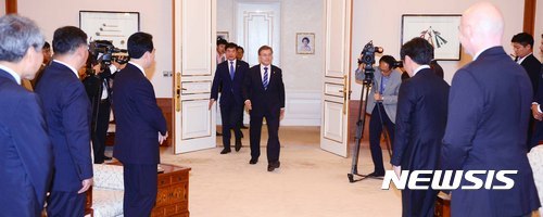 인판티노 피파 회장 접견한 문재인 대통령 .jpg | 인스티즈