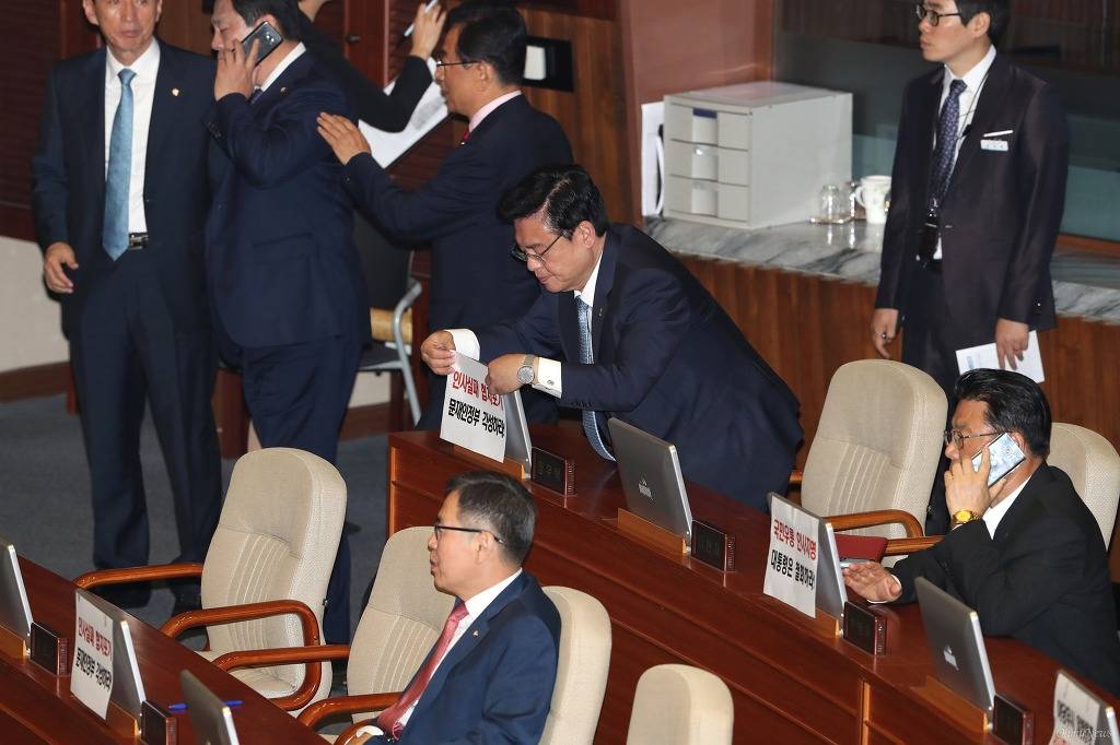 정우택(자유한국당)...."文대통령 시정연설... impact가 없다" | 인스티즈
