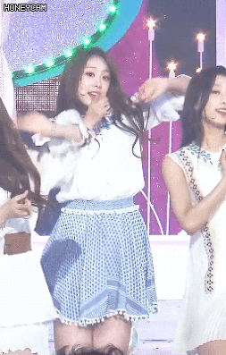 무대가 끝나고 무릎 통증을 호소하는 러블리즈 지수 | 인스티즈