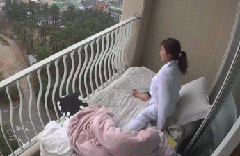 베란다에서 자는 솔비.gif | 인스티즈