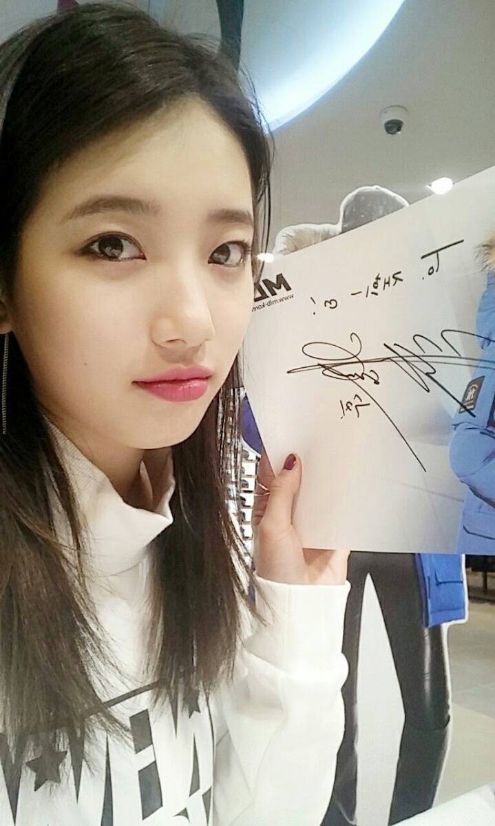 팬과 사진 찍어주는 수지 | 인스티즈