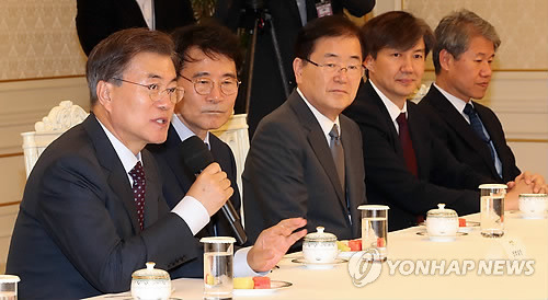 문재인 대통령 송영무 국방부 장관에게 임명장 수여.jpg | 인스티즈