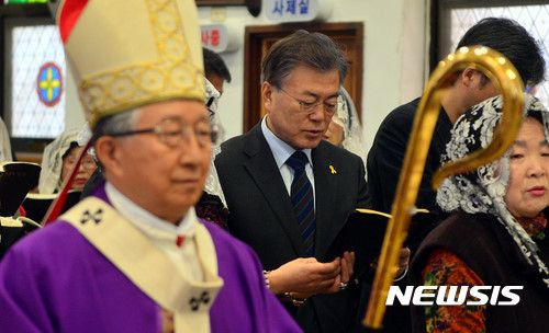 문재인 대통령 미사드리는 모습.jpg | 인스티즈