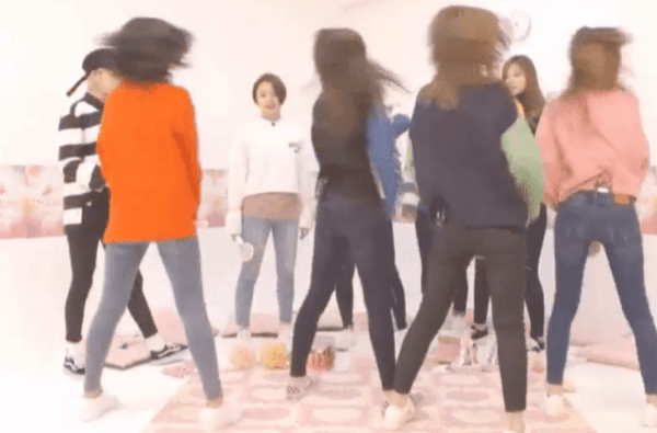 의외의 나연이 허리라인.gif | 인스티즈