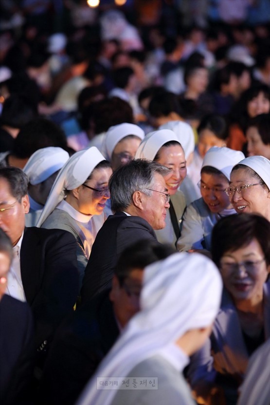 문재인 대통령 미사드리는 모습.jpg | 인스티즈