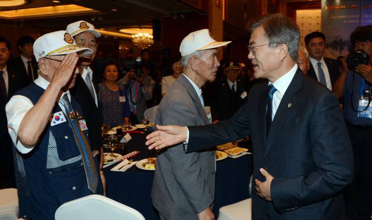 오늘자 6·25전쟁 67주년 참전유공자 위로연에 참석한 문재인 대통령 부부.jpg | 인스티즈