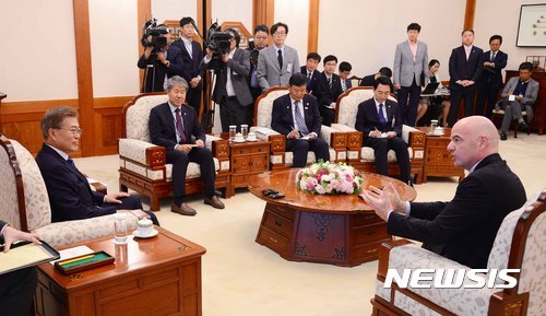 인판티노 피파 회장 접견한 문재인 대통령 .jpg | 인스티즈