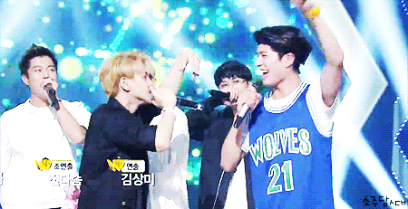 박보검과 함께 앵콜무대하는 비스트. (feat.일동 우쭈쭈) | 인스티즈