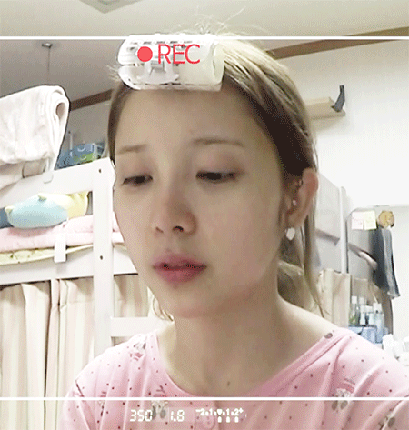 쌩얼로 양치하는 윤채경 | 인스티즈