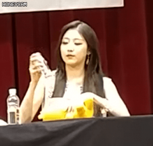 선물 받은 한뿌리 음료 먹은 러블리즈 막내의 반응.gif | 인스티즈
