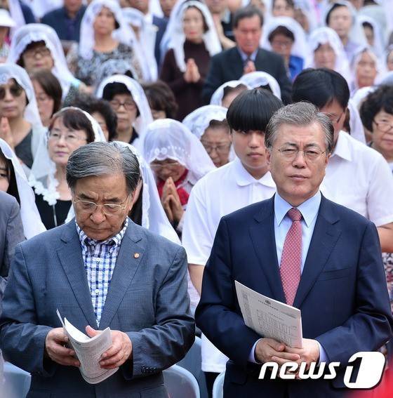 문재인 대통령 미사드리는 모습.jpg | 인스티즈