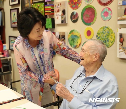 미국 워싱턴 노인복지센터에 방문한 김정숙 여사.jpg | 인스티즈