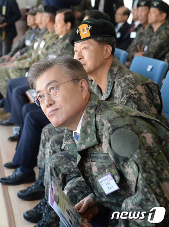 화력격멸훈련 참관하는 문재인 | 인스티즈