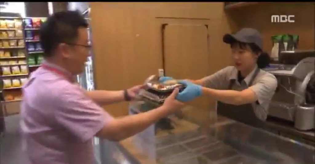 급기야 즉석에서 요리까지 해주는 편의점 도시락의 진화.jpg | 인스티즈