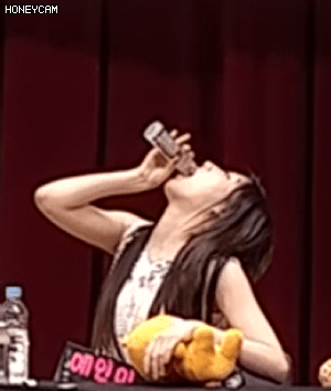 선물 받은 한뿌리 음료 먹은 러블리즈 막내의 반응.gif | 인스티즈