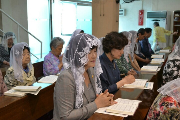 문재인 대통령 미사드리는 모습.jpg | 인스티즈