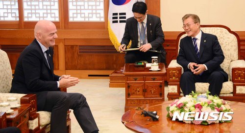 인판티노 피파 회장 접견한 문재인 대통령 .jpg | 인스티즈