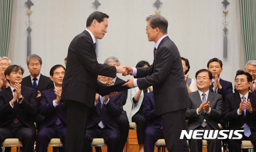 문재인 대통령 송영무 국방부 장관에게 임명장 수여.jpg | 인스티즈