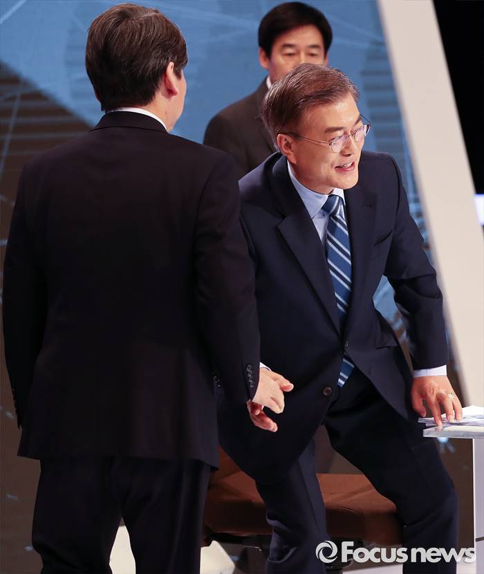 [문재인] 토론회 고생한 이니 | 인스티즈