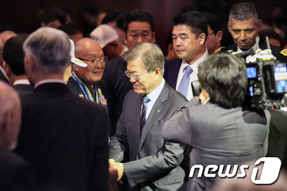 오늘자 6·25전쟁 67주년 참전유공자 위로연에 참석한 문재인 대통령 부부.jpg | 인스티즈