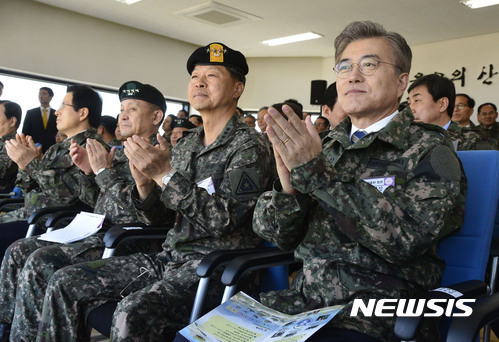 화력격멸훈련 참관하는 문재인 | 인스티즈