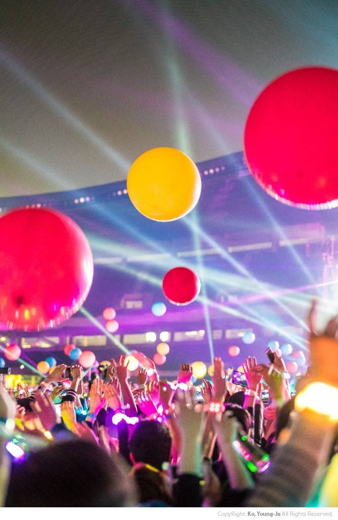 일반적인 콘서트가 아닌 다른 우주에 와 있는듯한 느낌을 주는 콘서트 | 인스티즈