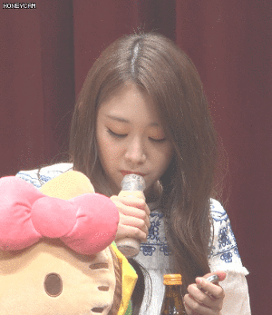 선물 받은 한뿌리 음료 먹은 러블리즈 막내의 반응.gif | 인스티즈