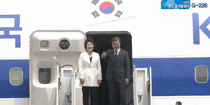 미국으로 출발하는 문재인대통령님과 김정숙 여사님.gif | 인스티즈