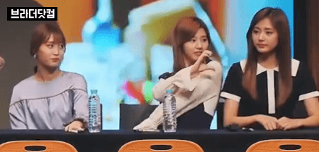 사나에게 거부당한 모모.gif | 인스티즈