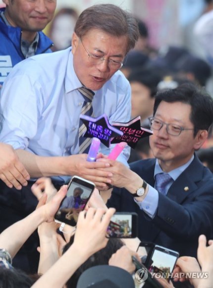 야광봉 받은 문재인 | 인스티즈