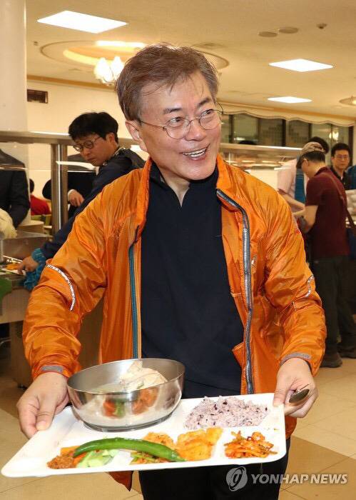 [문재인] 대통령 당선 후 첫 주말, 등산 후 기자들과 식사하는 문재인 대통령 | 인스티즈