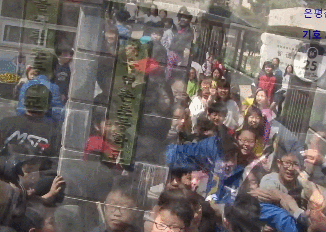 ㅋㅋㅋㅋ공공재가 된 자신을 받아들인 문재인.gif | 인스티즈