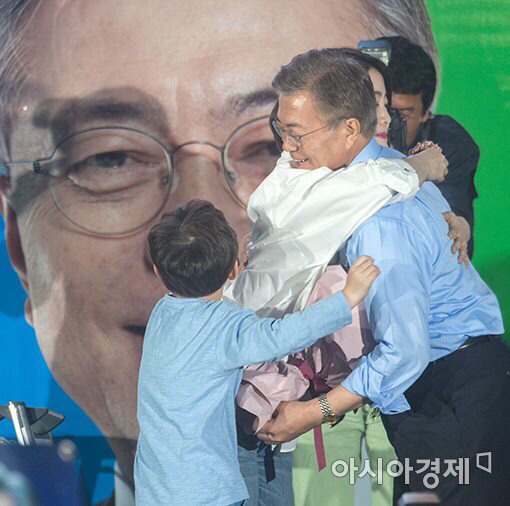 광화문 마지막 유세에서 딸 다혜씨에게 카네이션 받았던 문대통령 | 인스티즈