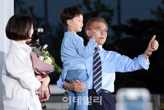 광화문 마지막 유세에서 딸 다혜씨에게 카네이션 받았던 문대통령 | 인스티즈