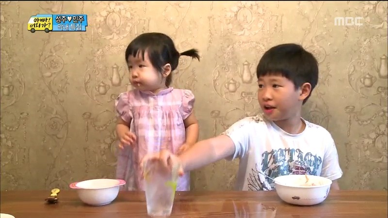 [아빠어디가] 여동생 보며 오빠미소 폭발하는 민국이.jpg | 인스티즈