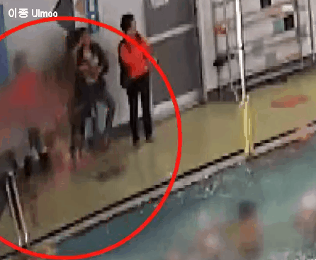 7세 아이 성인수영장에 집어 던진 강사 | 인스티즈