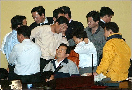 다시봐도 난장판인 노무현 탄핵 표결 당시 국회 본회의장 모습 | 인스티즈