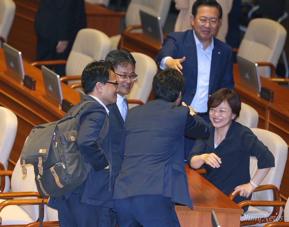 국회에서 자는 거지 국회의원.jpg | 인스티즈