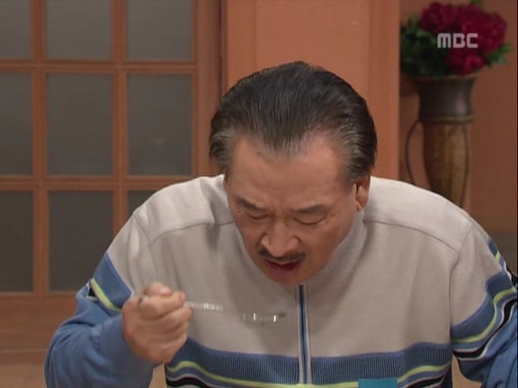 [거침없이하이킥] 가사도우미한테 미안해서 일을 못시키는 문희ㅠㅠ.jpg | 인스티즈