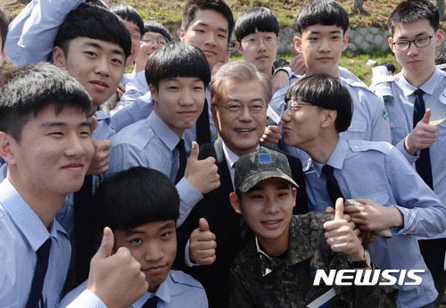 화력격멸훈련 참관하는 문재인 | 인스티즈