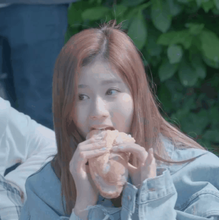 빵도 귀엽게 먹는 사나 | 인스티즈