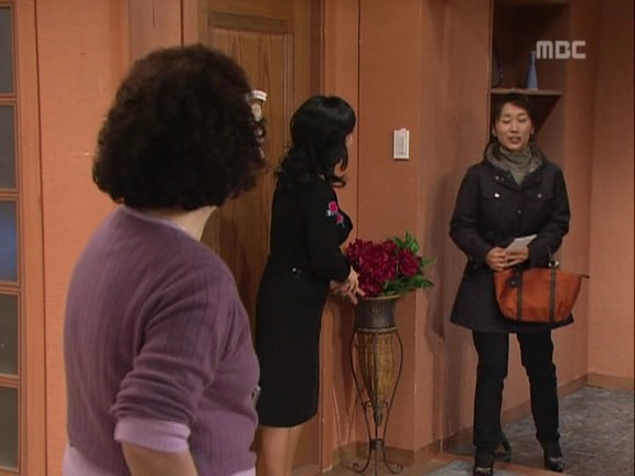 [거침없이하이킥] 가사도우미한테 미안해서 일을 못시키는 문희ㅠㅠ.jpg | 인스티즈