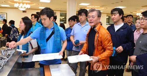 [문재인] 대통령 당선 후 첫 주말, 등산 후 기자들과 식사하는 문재인 대통령 | 인스티즈