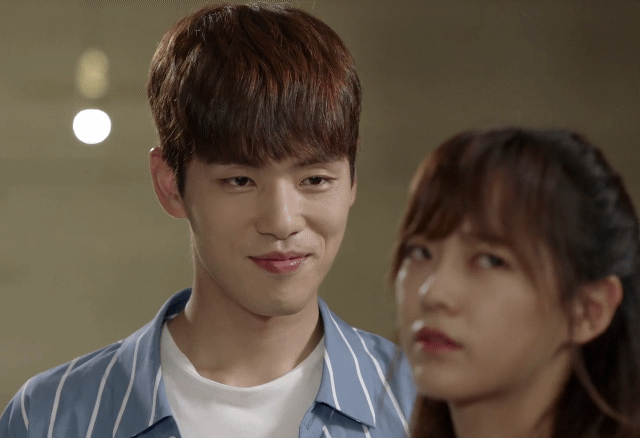 [학교2017] 짝사랑녀 보고싶어서 치킨 3번이나 시키는 돈많은 고딩.jpgif | 인스티즈