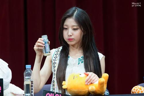 선물 받은 한뿌리 음료 먹은 러블리즈 막내의 반응.gif | 인스티즈