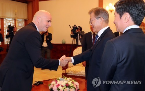 인판티노 피파 회장 접견한 문재인 대통령 .jpg | 인스티즈