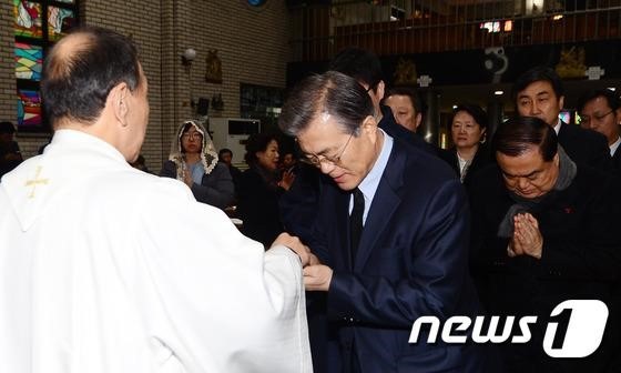 문재인 대통령 미사드리는 모습.jpg | 인스티즈