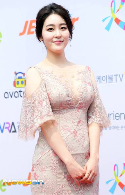 오늘자 신아영 아나운서 드레스ㄷㄷㄷ | 인스티즈